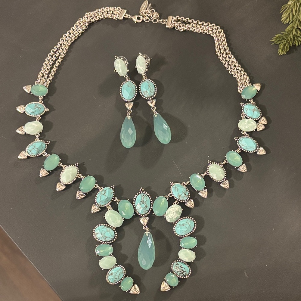 Lainey Wilson Elegant Silver and Turquoise Necklace Set